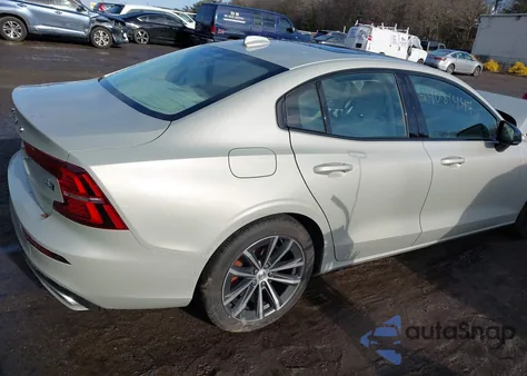 2022 Volvo S60 B5 Momentum z USA, uszkodzony, nr VIN 7JRL12TZ6NG162330